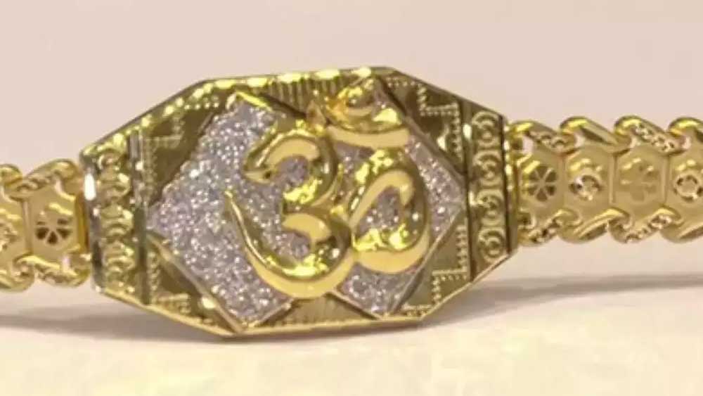 এই সেই রাখি।