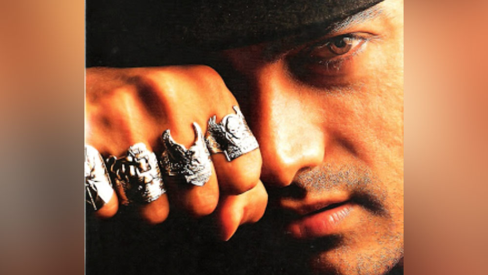 ১৯৯৮ সালে বিক্রম ভট্টের পরিচালনায় ‘গুলাম’ ছবিটি মুক্তি পায়। আমির খান ও রানি মুখোপাধ্যায় একসঙ্গে এই ছবিতে অভিনয় করেছেন। আনুষ্ঠানিক ভাবে ঘোষণা করা হয়েছিল যে, এই ছবিটি ‘কব্জা’ ছবির হিন্দি রিমেক। দশ বছর পর সঞ্জয় দত্ত অভিনীত ছবিটি সিনেমাজগতে আবার ফিরিয়ে আনা হবে।