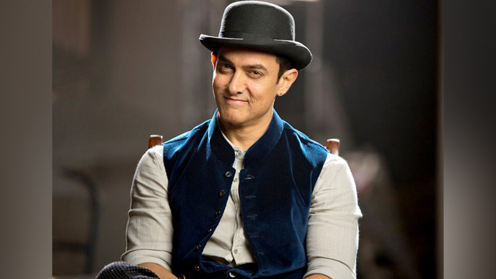 বলিউডে বাণিজ্যিক ভাবে সফল ছবিগুলির মধ্যে অন্যতম হল ‘ধুম’ সিরিজ। ২০১৩ সালে ‘ধুম’ ছবির তৃতীয় পর্বে আমির খানকে দ্বৈতচরিত্রে অভিনয় করতে দেখা যায়। 