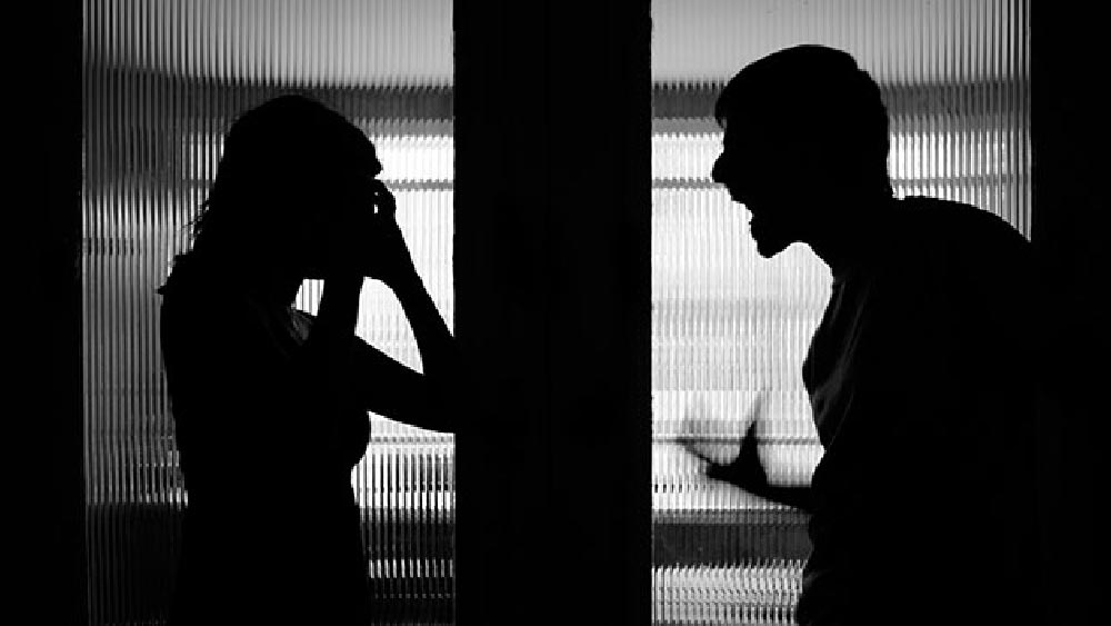 পদবি ছাড়া সারা জীবন বাঁচতে পারব না। মা, আমার বাবা কে— ছেলের এই প্রশ্নে নাজেহাল হয়ে গিয়েছিলেন মহিলা। এই প্রশ্ন করায় ছেলেকে বার কয়েক বকুনিও দেন। কিন্তু লাভ হয়নি। ‘‘বাবার নাম না বললে আত্মহত্যা করব’’, ছেলের এই ‘হুমকি’ শুনে আর সত্যিটা চেপে রাখতে পারেননি মহিলা। নাবালিকা থাকাকালীন তাঁর জীবনে যে বিভীষিকার সাক্ষী হয়েছেন, তা ছেলেকে বললেন। 