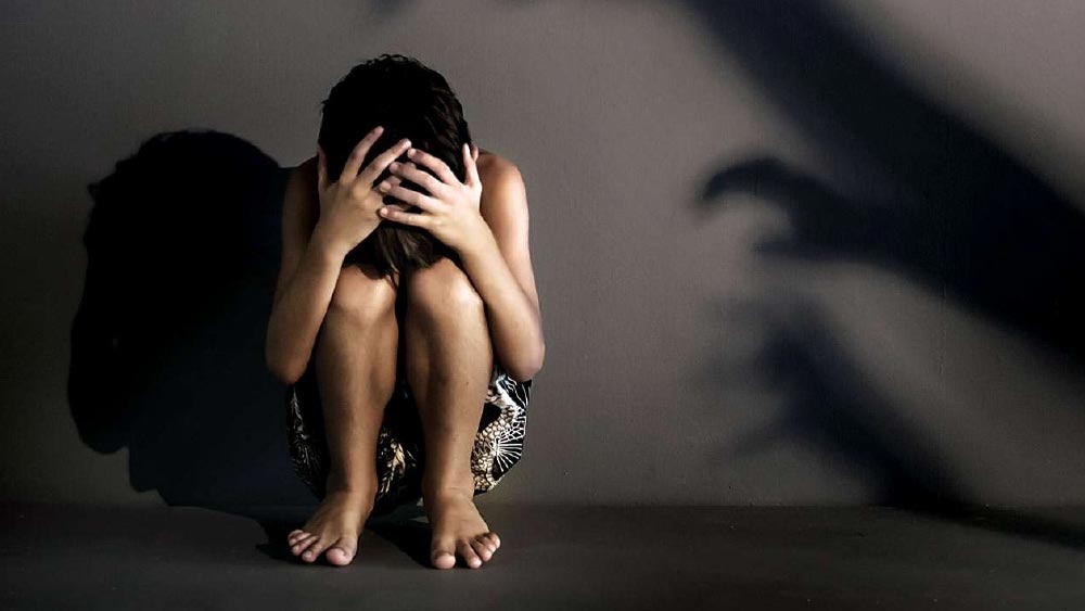 তাঁর ১২ বছর বয়সে উত্তরপ্রদেশে ওই মহিলাকে ধর্ষণ করা হয় বলে অভিযোগ। ছ’মাসেরও বেশি সময় ধরে তাঁকে ধর্ষণ করেন দুই ব্যক্তি, এমনই তার জেরেই তিনি অন্তঃসত্ত্বা হন। 