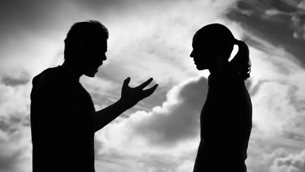 মায়ের অতীতের ক্ষতর কথা শোনার পর মুষড়ে পড়েননি ছেলে। বরং মা যাতে ন্যায্য বিচার পান, তা সুনিশ্চিত করতে মায়ের হাত শক্ত করেছেন তিনি। মা-ছেলের এই কাহিনিই এখানে তুলে ধরা হল। 