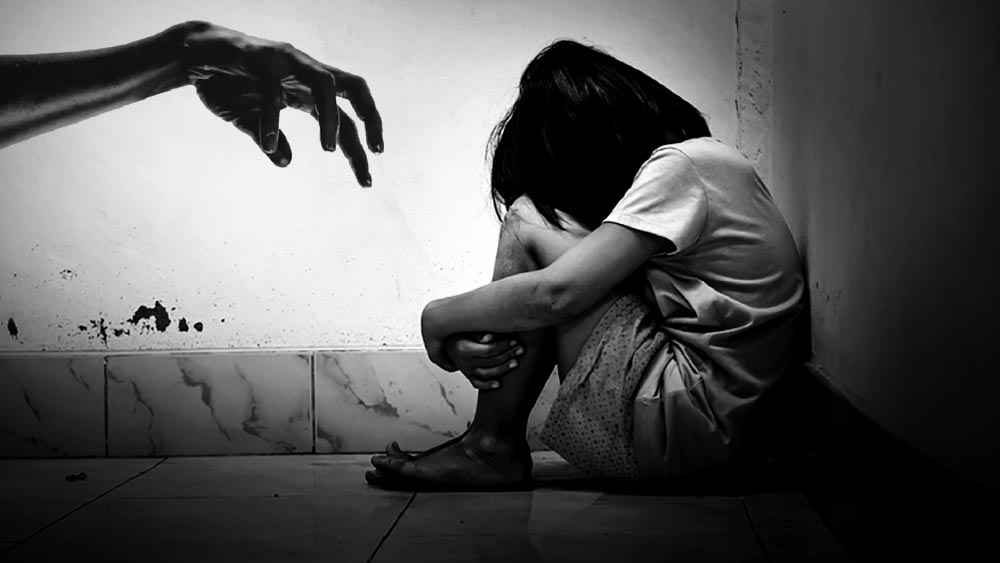  সংবাদ সংস্থা সূত্রে জানা গিয়েছে, প্রায় তিন দশক আগে  ১৯৯৪ সালে উত্তরপ্রদেশের শাহজাহানপুরে ১২ বছর বয়সি এক নাবালিকাকে ছয় মাসেরও বেশি সময় ধরে ধর্ষণ করার অভিযোগ ওঠে দুই ব্যক্তির বিরুদ্ধে। কিন্তু এই ঘটনা জানাজানি হয়নি। পুলিশে কোনও অভিযোগও দায়ের হয়নি। ধর্ষণের জেরে অন্তঃসত্ত্বা হয়ে পড়ে ১২ বছরের নাবালিকা। কিন্তু গর্ভপাত করাতে পারেনি পরিবার। এত অল্প বয়স ও তার শারীরিক অবস্থা বুঝে গর্ভপাত করানোর সিদ্ধান্ত থেকে পিছু হটেন চিকিৎসকরা।