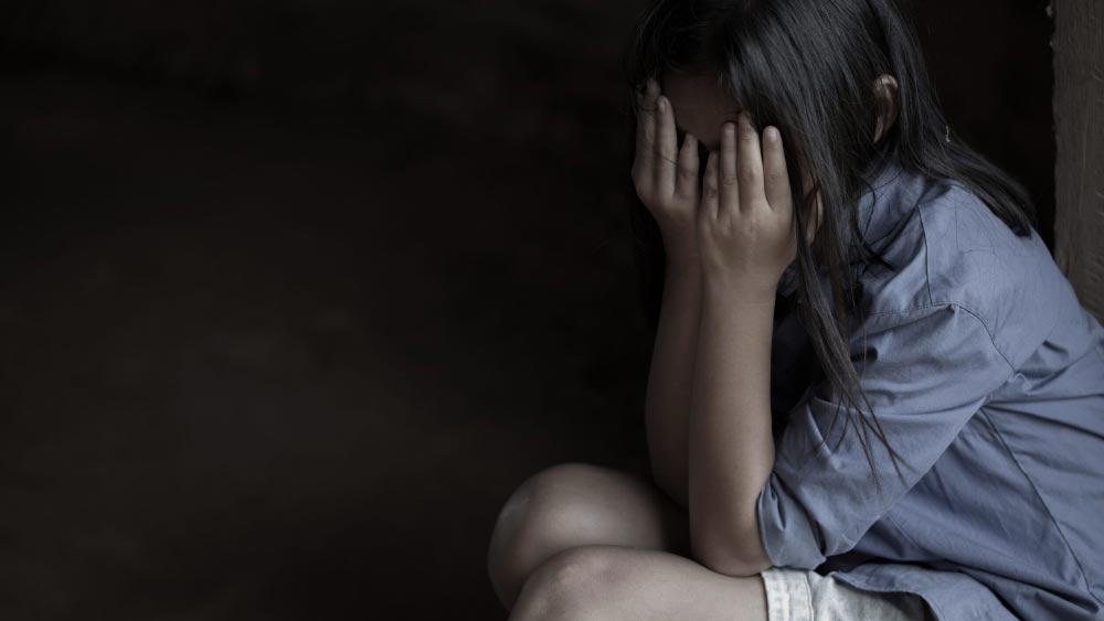 তাই আর চার-পাঁচ জন নাবালিকার মতো যখন স্কুলে পড়াশোনা, খেলে বেড়ানোর কথা, তখনই মা হয় ওই নাবালিকা। তবে সন্তানের মুখ দেখেনি সে। ওই সন্তান দত্তক নেন এক দম্পতি। 