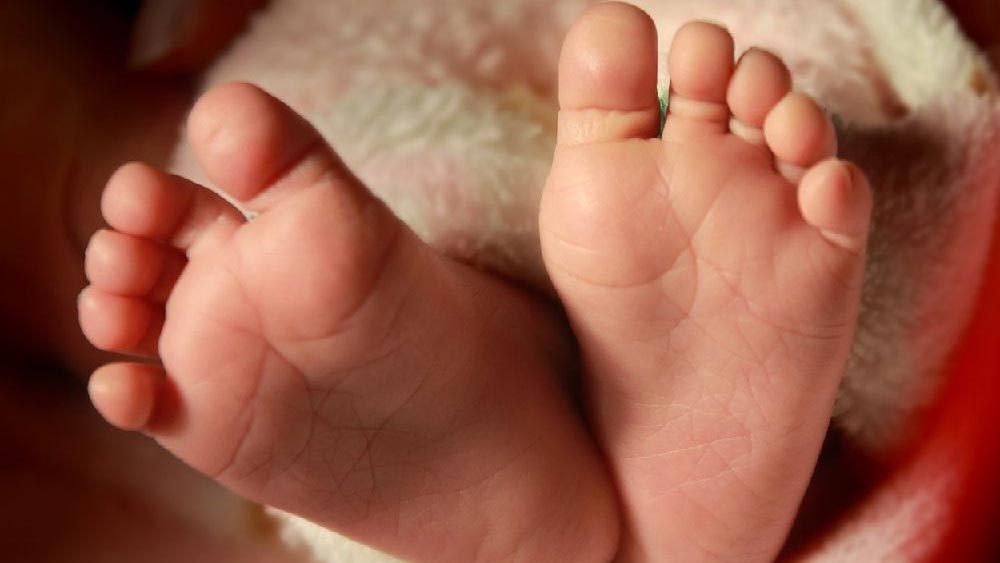 ধর্ষণের ঘটনা জানাজানি হলে মহিলার পরিবারকে শেষ করে দেওয়া হবে। বাড়ি জ্বালিয়ে দেওয়া হবে— অভিযুক্তদের এই হুমকিতে ভয়ে পুলিশে অভিযোগ জানাতে পারেনি মহিলার পরিবার। মনে একরাশ স্বপ্ন নিয়ে যখন স্কুলে যেত ১২ বছরের নাবালিকা, স্বপ্ন দেখত, সে বড় হয়ে পুলিশ হবে। কিন্তু পড়শি দুই ব্যক্তির এই বর্বরোচিত আচরণে তার সেই স্বপ্ন ভেঙে চুরমার হয়ে যায়। 