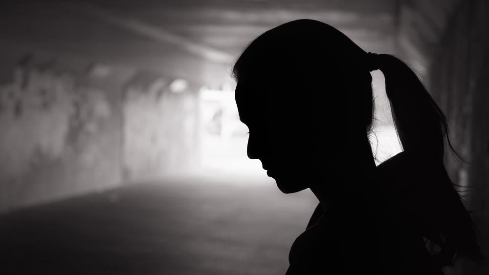 বিয়ের ছ’বছরের মধ্যেই মহিলার অতীতের ভয়ঙ্কর অভিজ্ঞতার কথা জেনে যান তাঁর স্বামী। তার পরই পুত্র-সহ ওই মহিলাকে শ্বশুরবাড়ি থেকে বার করে দেন তাঁর স্বামী। 