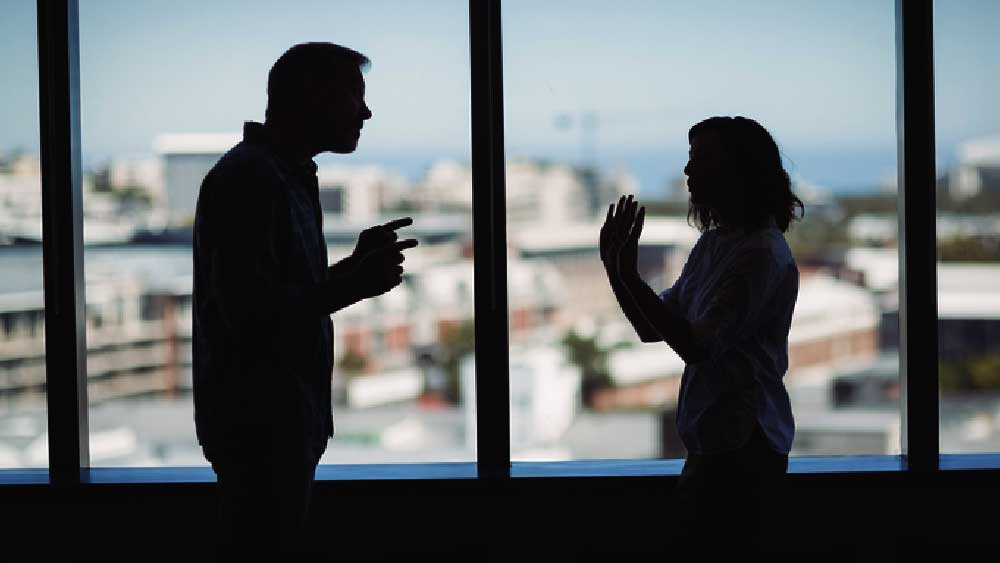 ওই মহিলার সঙ্গে অভিযুক্ত সন্দীপ কৌশিকের বিবাহ-বহির্ভূত সম্পর্ক ছিল। বেশ কিছু দিন ধরে একে অপরের সঙ্গে সম্পর্কে থাকার পর ওই মহিলা সন্দীপকে বিয়ে করার জন্য চাপ দিতে থাকেন। সন্দীপকে বিবাহবিচ্ছেদের জন্যও চাপ দিতে থাকেন।