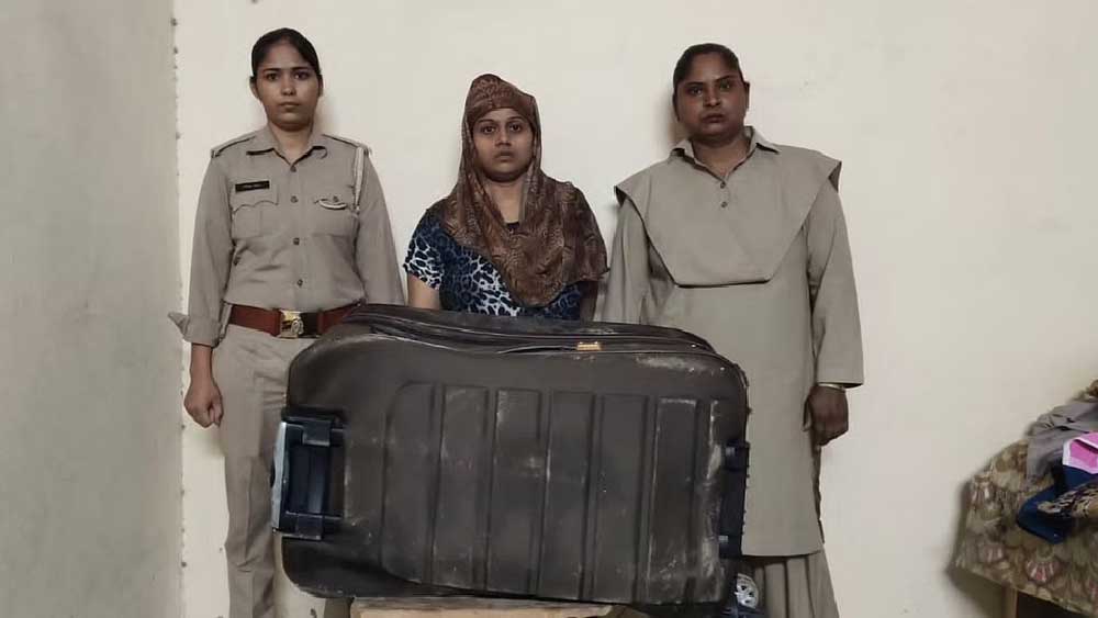 অভিযোগ ওঠে, প্রেমিকের গলা কেটে তাঁকে খুন করে পরে মৃতদেহ ট্রলি ব্যাগে ভরেন অভিযুক্ত।