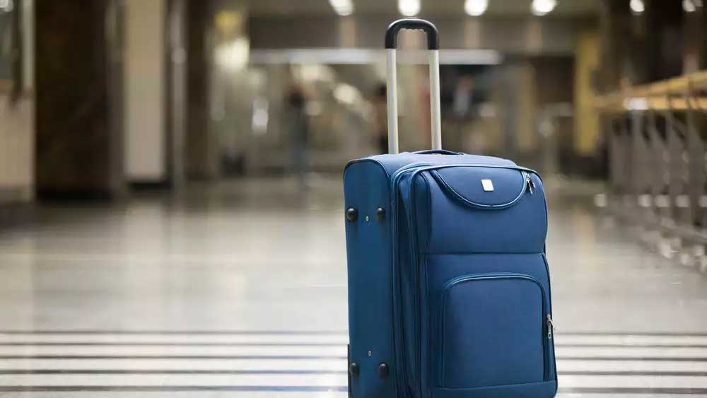 অভিযুক্ত প্রীতি শর্মা এর পর এই ট্রলি ব্যাগটি একটি চলন্ত ট্রেনের ভিতরে রেখে দিয়ে আসেন।