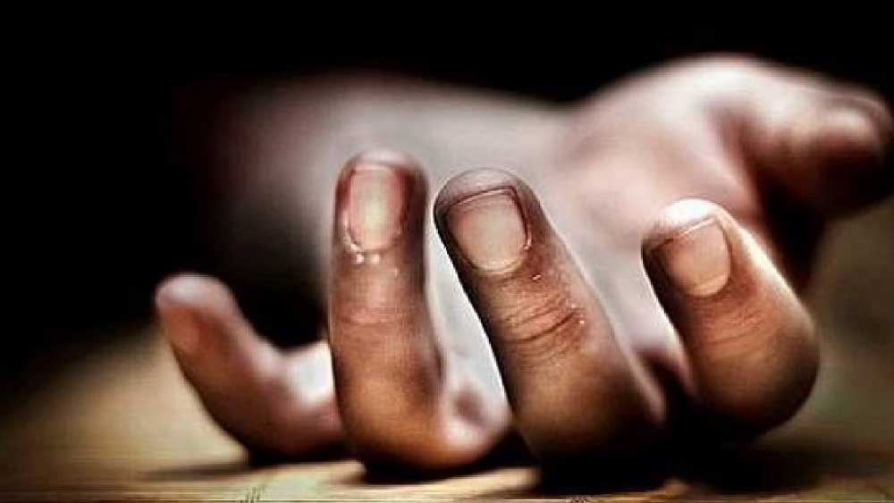 স্ত্রীকে জিন্‌স পরতে দিতে চাননি স্বামী। সেই নিয়ে কথা কাটাকাটি। অভিযোগ, সেই সময় স্বামীকে কুপিয়ে খুন করেন স্ত্রী। এই বছরেরই ১৬ জুলাই ঝাড়খণ্ডের জামতারা জেলার জোড়ভিথা গ্রামে এই ঘটনাটি ঘটেছে। অভিযুক্ত মহিলার নাম পুষ্প হেমব্রম।