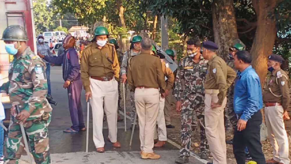 পুলিশ সূত্রে জানা গিয়েছে, ঘটনার দিন রাতে পাশের গোপালপুর গ্রামে মেলা দেখতে গিয়েছিলেন পুষ্প। তাঁর পরনে ছিল জিন্‌স। মেলা দেখে বাড়ি ফিরে আসার পর স্ত্রীকে জিন্‌স পরে থাকতে দেখে বেজায় চটে যান পুষ্পের স্বামী। জিন্‌স পরা নিয়ে দম্পতির মধ্যে উত্তপ্ত বাক্যবিনিময় শুরু হয়।