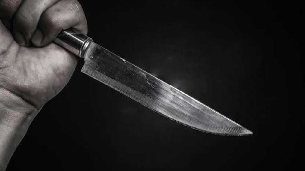 পুষ্পের স্বামী বার বার জিজ্ঞাসা করতে থাকেন, কেন তিনি জিন্‌স পরে বাড়ির বাইরে গিয়েছিলেন। অভিযোগ, এর পর ছুরি নিয়ে স্বামীর দিকে তেড়ে যান পুষ্প। স্বামীকে ছুরি দিয়ে এলোপাথাড়ি আক্রমণ করেন তিনি। চিৎকার শুনে পরিবারের অন্য সদস্যরা এসে ওই ব্যক্তিকে উদ্ধার করে হাসপাতালে নিয়ে যান। সেখানেই চিকিৎসকেরা তাঁকে মৃত বলে ঘোষণা করেন।