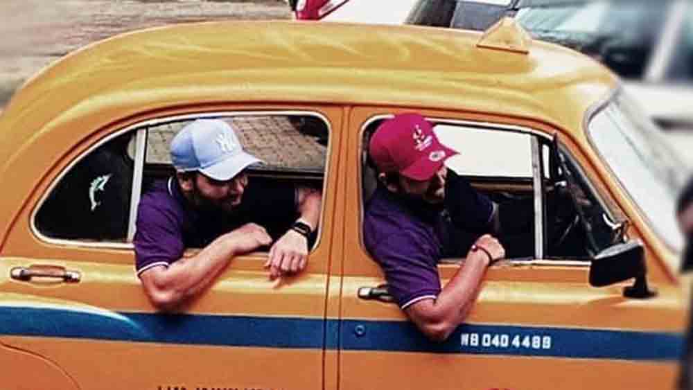 ট্যাক্সি চড়লেন রিঙ্কু সিংহ এবং নীতীশ রানা।