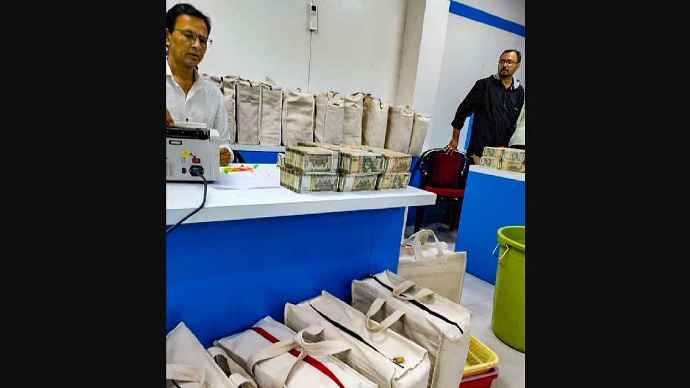 বৃহস্পতিবার মহারাষ্ট্রের জালনা এলাকায় হানা দিয়ে ৩৯০ কোটি টাকার সম্পত্তি বাজেয়াপ্ত করেছে আয়কর দফতর। বাজেয়াপ্ত সামগ্রীর তালিকায় রয়েছে নগদ ৫৬ কোটি টাকা, ৩২ কেজি সোনা, ১৪ কোটি টাকার হিরে। 