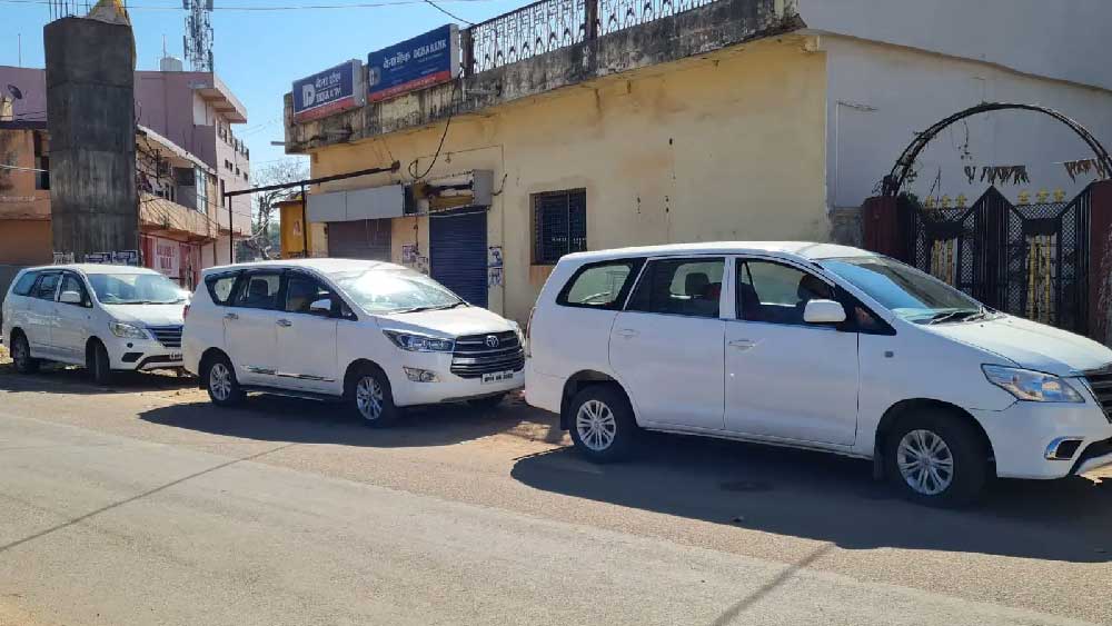 সংবাদ সংস্থা সূত্রে খবর, তল্লাশি অভিযানের ব্যাপারে যাতে আগেভাবে কেউ টের না পান, সে কারণেই ১২০টি গাড়িকে বরযাত্রীর গাড়ির আদলে সাজানো হয়েছিল। কয়েকটি গাড়িতে বোর্ডে লেখা ছিল ‘দুলহন হাম লে যায়েঙ্গে’। 