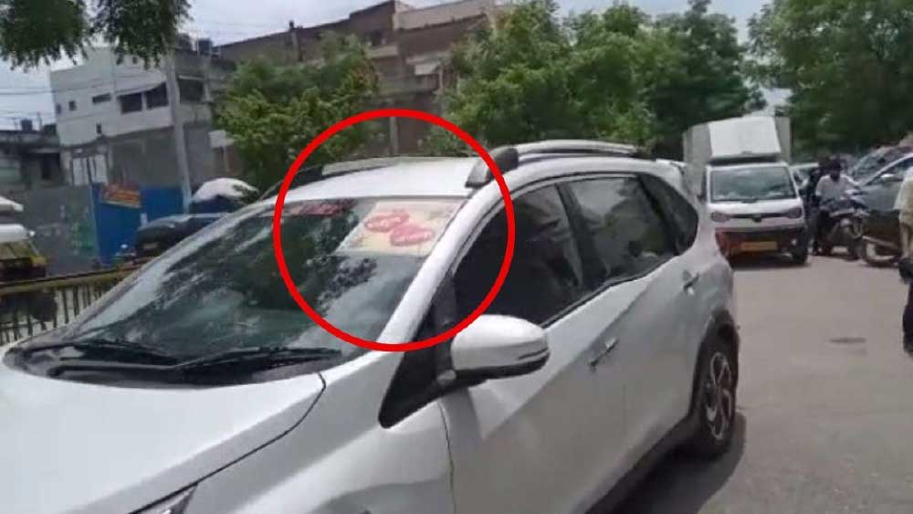 শুধু তাই নয়, আয়কর দফতরের প্রায় আড়াইশো কর্মী ও পুলিশ আধিকারিকরাও বরযাত্রীর বেশ ধারণ করেছিলেন। ফলে কারওরই বোঝার উপায় ছিল না যে, এটা আদতে বিয়েবাড়ির গাড়ি নয়, আয়কর দফতরের।