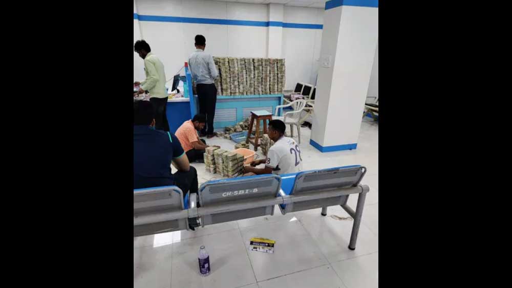 আয়কর দফতরের আধিকারিকরা জানিয়েছেন, কোটি কোটি টাকার গয়না ও সম্পত্তি বাজেয়াপ্ত করতে আগাম পরিকল্পনা করা হয়েছিল। 