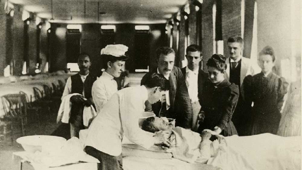 ডানবার ১৮৮৫ সালে কানাডার দক্ষিণ ক্যারোলিনার ব্ল্যাকভিলে গ্রামে জন্মগ্রহণ করেন। ছোট থেকেই তিনি মৃগী রোগে আক্রান্ত ছিলেন তিনি। ১৯১৫ সালে তাঁর যখন ৩০ বছর বয়স, হঠাৎই এক দিন দাঁত-মুখ খিঁচিয়ে চোখ উল্টে পড়ে যান তিনি। মৃগীর কারণেই তাঁর এই দশা হয়।