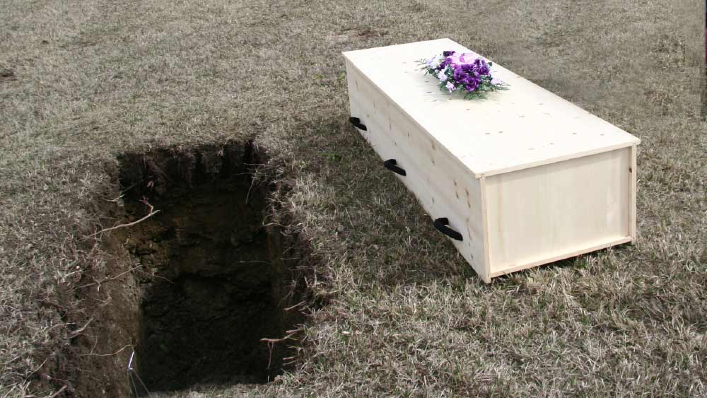 অনেক বিবেচনার পর স্থানীয় গির্জার তরফে কফিনটি খুঁড়ে বার করার সিদ্ধান্ত নেওয়া হয়। মাটির নীচে থেকে কফিন তুলে আনার পর উপস্থিত সকলে দেখেন, সেই কফিনের ঢাকনা খোলা!