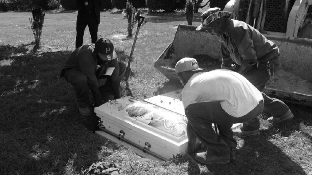 কফিনের ডালা তুলতেই ডানবারের বোন দেখেন ডানবার তাঁর দিকে প্রাণবন্ত হাসি নিয়ে তাকিয়ে আছেন। এই ঘটনায় ভয় পেয়ে যান সকলে। মনে প্রশ্ন জাগে যাঁকে দেখছেন তিনি কি আদৌ জীবিত?