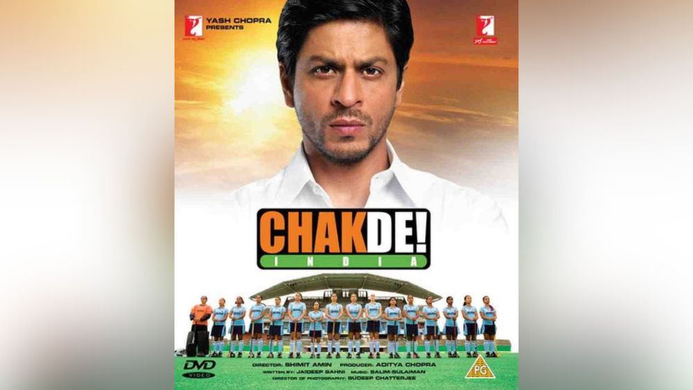 ‘চক দে ইন্ডিয়া’:  দেশাত্মবোধক ছবির মধ্যে চক দে ইন্ডিয়া অন্যতম। আর তার মধ্যে ছবির নায়ক যদি হয় শাহরুখ খান তাহলে তো কোনও কথাই হবে না। পরিচালনায় কবীর খান। ছবির গান থেকে ডায়লগ, সবই মনে ধরার মতো। এই ছবির গল্প দেশের প্রতি মানুষের শ্রদ্ধা-ভক্তিকেও আরও অনেক বেশি উৎসাহিত করে তুলেছিল সেই সময়। 