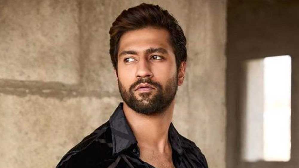 বলিপাড়ায় পা রাখার আগে মুম্বইয়ের রাজীব গাঁধী ইনস্টিটিউট থেকে ইলেকট্রনিক্স অ্যান্ড টেলিকমিউনিকেশনস  ইঞ্জিনিয়ারিং করেছেন ভিকি। বাবার ইচ্ছে ছিল, ছেলে সেই পথেই পা বাড়াক। তবে ভিকি উল্টো পথে হেঁটেছিলেন। তা নিয়ে বোধ হয় ভিকির বাবার আর আক্ষেপ নেই!