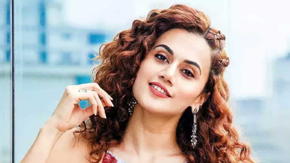 তালিকায় যে শুধু নায়করাই আছেন তা নয়। ইঞ্জিনিয়ার হওয়ার পর বলিউডের পথে এগিয়েছিলেন নায়িকারাও। তালিকায় একেবারে উপরের দিকে রয়েছেন তাপসী পন্নু। বলিউডে ‘বহিরাগত’ হলেও তামিল এবং তেলুগুতেও কম জনপ্রিয় নন তিনি। বলিউডে ‘পিঙ্ক’ থেকে ‘থাপ্পড়’ বা ‘ষাঁন্ড কি আঁখ’— বার বারই নিজেকে ছাপিয়ে গিয়েছেন তাপসী।