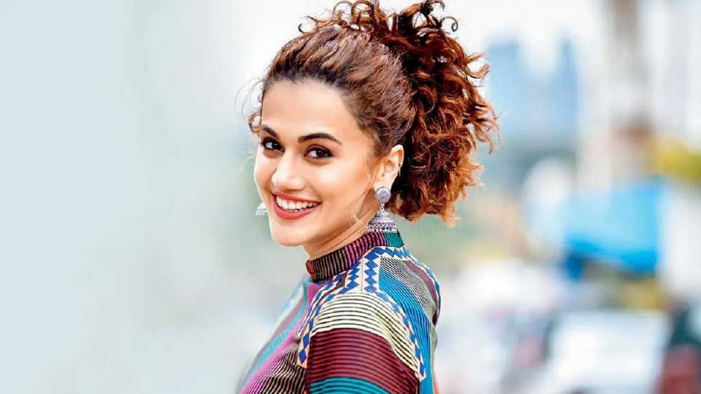 বলিউডের আগে তামিল, তেলুগু ছবি করেছেন। তারও আগে নয়াদিল্লির গুরু তেগ বাহাদুর ইনস্টিটিউট অব টেকনোলজি থেকে কম্পিউটার সায়েন্সে ডিগ্রি হাসিল করেছেন। এমনকি, সফ্টঅয়্যার ইঞ্জিনিয়ার হিসাবে বেশ কিছু চাকরিও করেছেন। তার পর অবশ্য মডেলিং এবং অভিনয়ের দিকে ঝুঁকেছেন তাপসী।