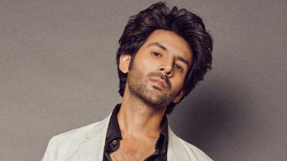 ‘প্যায়ার কা পঞ্চনামা’য় ‘সিধাসাধা’ প্রেমিকের সুখ-দুঃখের কথা শুনিয়েছিলেন কার্তিক আরিয়ান। তার পর থেকে মিষ্টি হাসির রোগা চেহারার ছেলেটি ধীরে ধীরে হলেও অনেকেই মনে জায়গা করে নিয়েছেন। ‘লুকাছুপ্পি’, ‘পতি পত্নী অউর ও’ থেকে হালফিলের ‘ভুলভুলাইয়া-২’— কার্তিকের বাজারদর বাড়ছে।