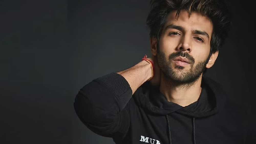 সেই কলেজের সময় থেকেই অভিনয়ের পোকা ঢুকেছিল কার্তিকের মাথায়। নভি মুম্বইয়ে ডিওয়াই পাটিল কলেজ অব ইঞ্জিনিয়ারিংয়ে পড়ার সময় থেকেই ক্লাস ফাঁকি দিয়ে অডিশন দিতে ছুটতেন। তবে সে সবের মাঝেও বায়োটেকনোলজিতে ডিগ্রি অর্জন করেছেন কার্তিক। তৃতীয় বর্ষে পড়ার সময় বলিউডে অভিষেকও করে ফেলেন তিনি। তার পর আর পিছু ফিরে তাকাননি।