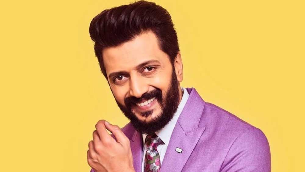 বাবা মহারাষ্ট্রের প্রাক্তন মুখ্যমন্ত্রী তথা এক কালের কেন্দ্রীয় মন্ত্রী বিলাসরাও দেশমুখ। দু’ভাইও রাজনীতিতে। তবে সে পথে হাঁটেননি রীতেশ দেশমুখ। সেই ২০০৩ সাল থেকে একের পর এক হিন্দি এবং মরাঠি ছবিতে কাজ করে চলেছেন। ‘মস্তি’, ‘ক্যায়া কুল হ্যায় হম’, ‘ব্লাফমাস্টাস!’, ‘মালামাল উইকলি’ থেকে ‘এক ভিলেন’ অথবা ‘লাল ভারী’— কমেডি থেকে খলনায়ক বা অ্যাকশন হিরোর চরিত্রে নিজেকে ঢেলে দিয়েছেন।