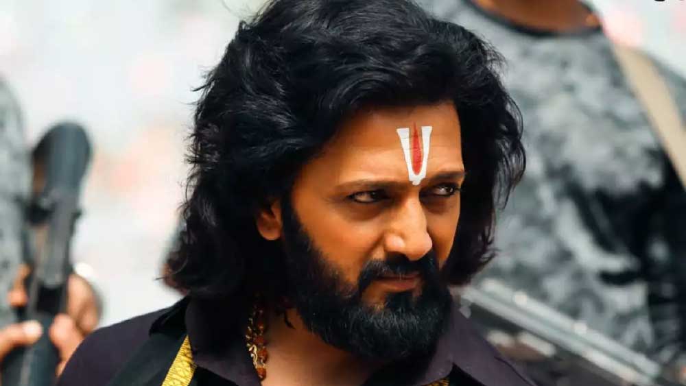 রাজনীতির পরিবেশে বড় হওয়া রীতেশের ঝুলিতেও রয়েছে ইঞ্জিনিয়ারিং ডিগ্রি। মুম্বইয়ের কমলা রহেজা কলেজ অব আর্কিটেকচার থেকে স্থাপত্যবিদ্যা নিয়ে প্রথাগত পড়াশোনা সেরেছেন তিনি। তবে সেটি কাজে লাগিয়ে রোজগারের পথ খোঁজার বদলে ক্যামেরার সামনে দাঁড়ানোই উচিত মনে করেছেন রীতেশ।