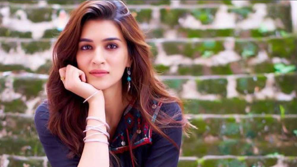 তাপসী পন্নুর মতো কৃতী শ্যাননও ইঞ্জিনিয়ার। তবে দিল্লি পাবলিক স্কুলের এই প্রাক্তনী গোড়ায় মডেলিংকেই পেশা হিসাবে বেছে নিয়েছিলেন। ‘বরেলী কি বরফি’, ‘লুকাছুপ্পি’-র মতো সিনেমার পর হঠাৎ ‘মিমি’র মতো ছবিতে দেখা গিয়েছে তাঁকে। সারোগেট মায়ের ভূমিকায় বেশ প্রশংসাও কুড়িয়ে নিয়েছেন কৃতী।