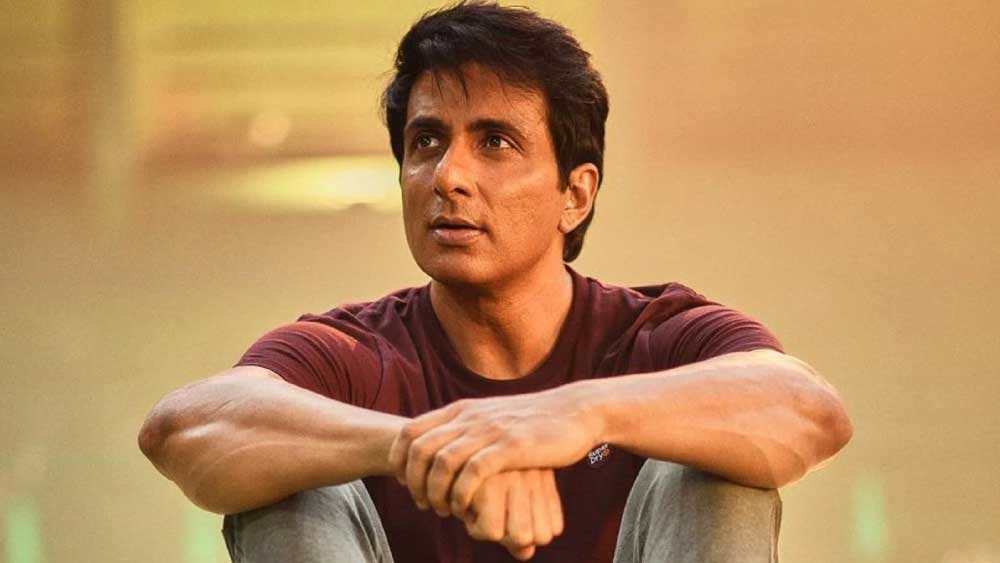 পঞ্জাবের মোগার বাসিন্দা সোনু সেখান থেকেই দ্বাদশ শ্রেণি পর্যন্ত পড়াশোনা করেছেন। তবে স্নাতক স্তরে তিনি নাগপুরের যশবন্তরাও চহ্বান কলেজ অব ইঞ্জিনিয়ারিং থেকে ডিগ্রি নিয়েছেন। যদিও তা নিয়ে কেরিয়ার শুরুর বদলে ১৯৯৯ সালে তামিল ছবিতে অভিষেক করেন ‘যুবা’র এই অভিনেতা। তার পর থেকে রুপোলি পর্দাকেই আঁকড়ে ধরেছেন সোনু।