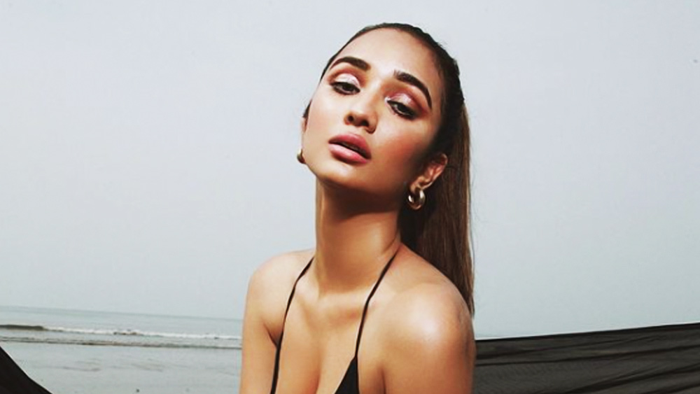 মডেল হিসাবে কর্মজীবনের সূত্রপাত ঘটলেও আকাঙ্ক্ষা পরিচিত হন গায়ক বাদশাহের হাত ধরে। ২০২১ সালে বাদশাহের কণ্ঠে ‘জুগনু’ গানটি মুক্তি পায়। সেই মিউজিক ভিডিয়োতে নাচের দৃশ্যে বাদশাহের সঙ্গে আকাঙ্ক্ষাকে দেখা যায়।