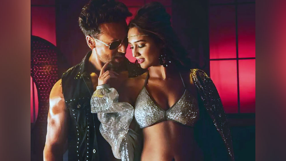 এমনকি, টাইগারের সঙ্গেও দুটো মিউজিক ভিডিয়োতে দেখা গিয়েছে এই মডেল-অভিনেত্রীকে। বাদশাহের সঙ্গে কাজ করার আগেই জ্যাকি-পুত্রের সঙ্গে মিউজিক ভিডিয়োতে অভিনয় করেছিলেন তিনি।