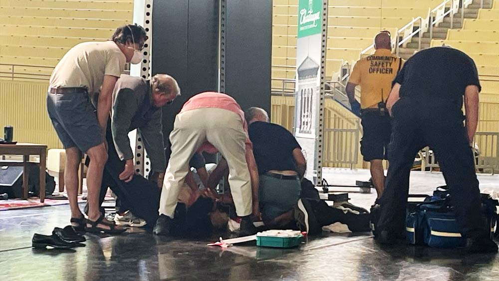 নিউ ইয়র্ক থেকে ১০০ কিমি দূরে শতকা ইন্সটিটিউশনের মঞ্চে বক্তৃতা করতে ওঠার সময় এক হামলাকারীর ছুরিকাঘাতে আহত বুকারজয়ী লেখক সলমন রুশদি। বর্তমানে হাসপাতালে ভর্তি ৭৫ বছর বয়সি এই লেখক। তাঁর একটি চোখ নষ্ট হতে পারে বলেও সংবাদ সংস্থা পিটিআই সূত্রে জানা গিয়েছে। তবে এই প্রথম নয়, এর আগেও রুশদির উপর বেশ কয়েক বার আক্রমণ ঘটেছিল।