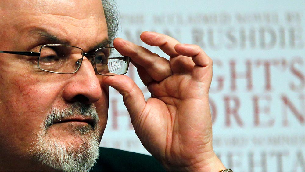 ১৯৪৭ সালের ১৯ জুন, ব্রিটিশ শাসনাধীন ভারতের বোম্বে (বর্তমানে মুম্বই) শহরে এক কাশ্মীরি মুসলিম পরিবারে জন্মগ্রহণ করেন আহমেদ সলমন রুশদি।