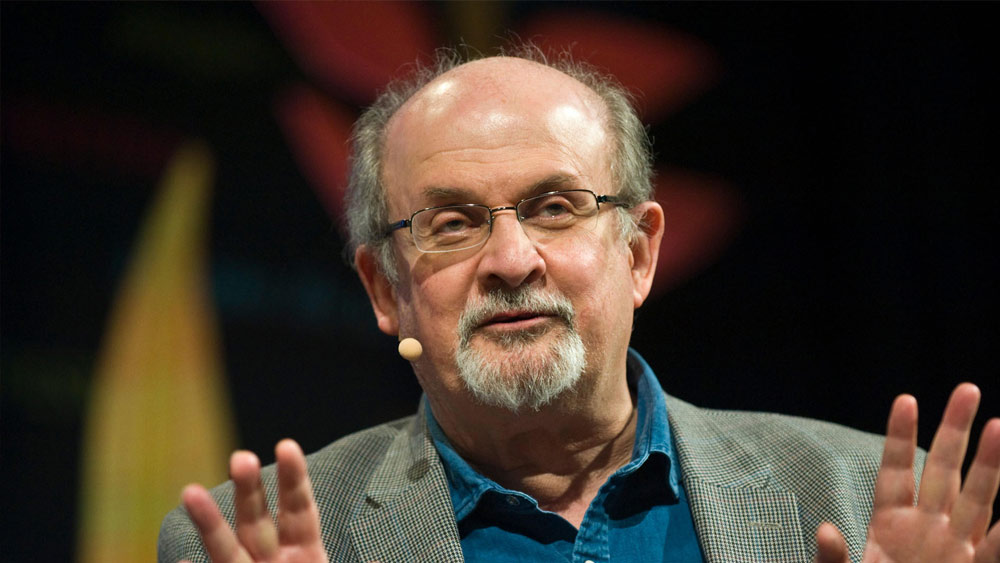 সলমনের বাবা আনিস আহমেদ রুশদি কেমব্রিজ-ফেরত আইনজীবী ছিলেন। তবে পরে তিনি ব্যবসা শুরু করেন। মা নেগিন ভট্ট ছিলেন  শিক্ষিকা। ‘রুশদি’ তাঁদের পারিবারিক উপাধি নয়। স্পেনের আন্দালুসিয়ার দ্বাদশ শতকীয় বহুমুখী প্রতিভাসম্পন্ন দার্শনিক ইবনে রুশদের সম্মানে তাঁর বাবা নামের শেষে 'রুশদি' শব্দটি ব্যবহার করতেন। সলমন ছাড়া রুশদি দম্পতির আরও তিন কন্যাসন্তান ছিল।