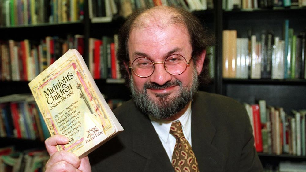 রুশদি বিজ্ঞাপনী সংস্থা ওগিলভি অ্যান্ড ম্যাথার-এর কপিরাইটার হিসাবে কর্মজীবন শুরু করেন। এই সময়ে তিনি একাধিক সংস্থার জন্য বিজ্ঞাপনী ‘কপি’ লিখেছিলেন। যার মধ্যে বেশির ভাগই বেশ জনপ্রিয় হয়ে উঠেছিল। সঙ্গীতশিল্পী রনি বন্ডের সঙ্গে জোট বেঁধে গানও লিখেছিলেন রুশদি। ওগিলভিতে কাজ করতে করতে রুশদি উপন্যাস লেখায় হাত দেন।  এখানে কর্মরত অবস্থাতেই তিনি লেখেন ‘মিডনাইটস চিলড্রেন’। এই উপন্যাসটির জন্য বুকার পুরস্কার পান রুশদি।