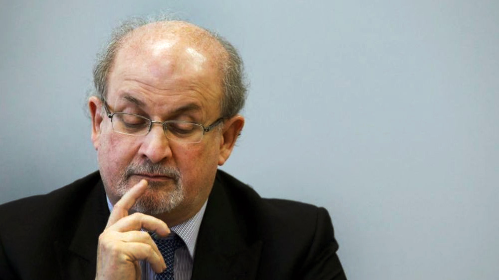 তবে যে উপন্যাসটি লিখে তিনি রাতারাতি বিতর্কের কেন্দ্রবিন্দুতে পরিণত হন, সেটি হল ‘দ্য স্যাটানিক ভার্সেস’। ১৯৮৮ সালে তিনি এই উপন্যাসটি লেখেন। এই বইটির কারণে ‘ধর্মদ্রোহ’-এর অভিযোগ আনা হয় রুশদির বিরুদ্ধে। তাঁর উপর রুষ্ট হয় বিভিন্ন কট্টরপন্থী ইসলাম সংগঠন। এমনকি, রুশদির বিরুদ্ধে মৃত্যু পরোয়ানাও জারি করা হয়।