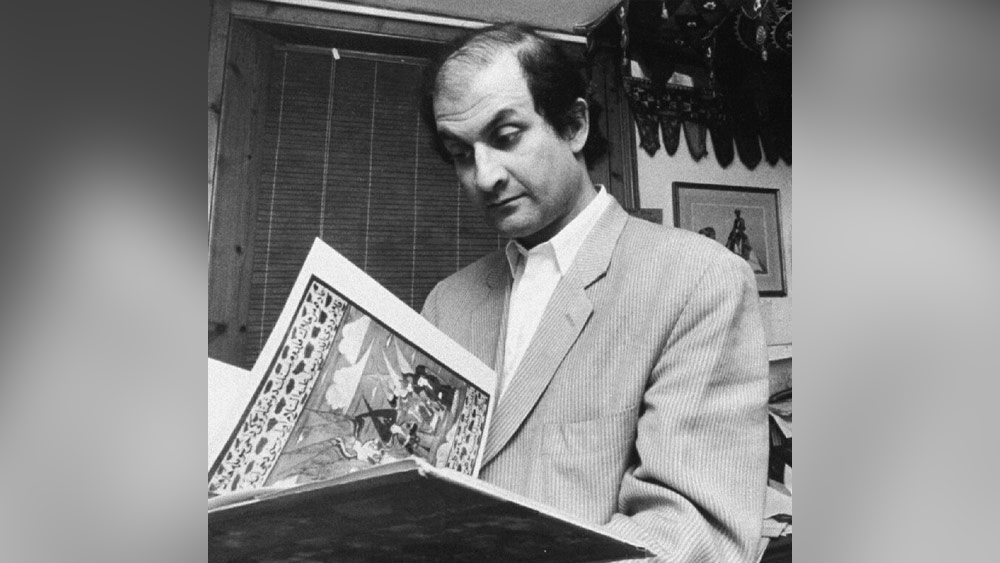 তবে রুশদি বার বার দাবি করেছেন যে, তাঁর উপন্যাসের ভুল ব্যাখা করা হয়েছে। এই উপন্যাস নিয়ে তৈরি হওয়া বিতর্ক প্রসঙ্গে রুশদি এক বার আক্ষেপ করে বলেছিলেন, ‘‘সে সময়ে ইসলাম তেমন কোনও বিষয় ছিল না। কেউ অত ভাবতও না। এখন যেটা হয়েছে, পশ্চিমের মানুষ আগের চেয়ে অনেক বেশি এই বিষয়ে ওয়াকিবহাল। বইটি সম্পর্কে সত্যিই ভুল বোঝা হয়েছিল।’’