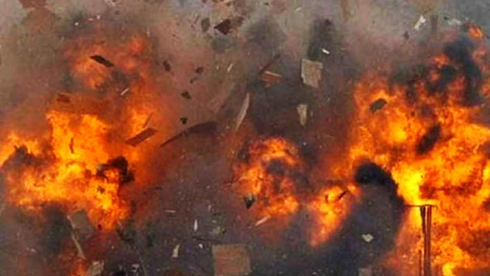 ১৯৮৯ সালের ৩ অগস্ট মোস্তফা মাহমুদ মাজেহ নামে এক ব্যক্তি বিস্ফোরক ভর্তি বই নিয়ে লন্ডনের প্যাডিংটনের একটি হোটেলে পৌঁছন। উদ্দেশ্য ছিল, রুশদিকে হত্যা করা। কিন্তু এই বই-বোমা আগেই ফেটে  মোস্তফার মৃত্যু হয়। কট্টরপন্থী মুজাহিদিন দল এই আক্রমণের দায় স্বীকার করে। মোস্তফাকে ইরানে শহিদের সম্মান দেওয়া হয়।