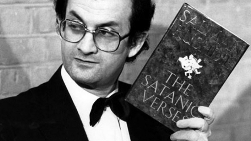 তবে শুধু রুশদি নন, ‘দ্য স্যাটানিক ভার্সেস’-এর জাপানি অনুবাদক হিতোশি ইগারাসিকেও ছুরিকাঘাতে হত্যা করা হয় টোকিয়োর একটি বিশ্ববিদ্যালয়ে।