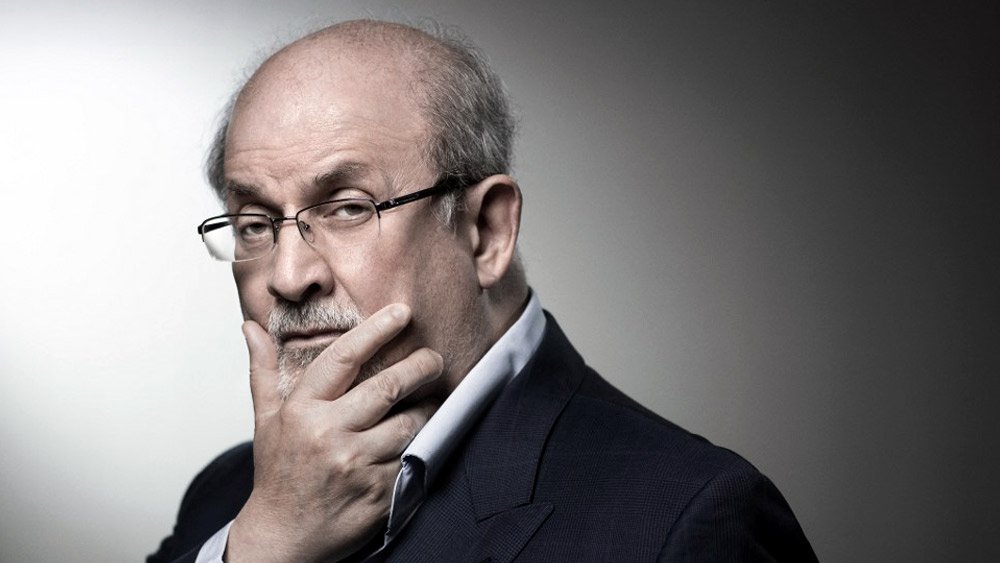 ‘দ্য স্যাটানিক ভার্সেস’ উপন্যাসটি প্রকাশিত হওয়ার পর পরই ১৯৯০ সালে ‘ইন্টারন্যাশনাল গোরিলাঁয়ে’ নামে একটি পাকিস্তানি চলচ্চিত্র মুক্তি পায়। এই চলচ্চিত্রে  রুশদিকে খলনায়কের চরিত্রে দেখানো হয়। সিনেমার শেষে তাঁর আদলে তৈরি চরিত্রটিকে মেরে ফেলা হয়।