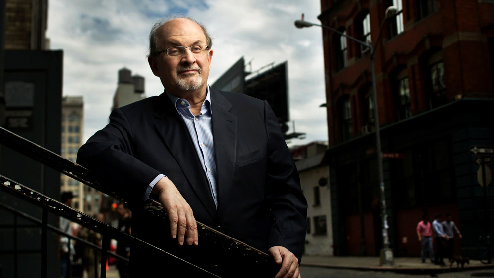 সাহিত্যে তাঁর অবদানের জন্য ২০০৭ সালে রুশদিকে ব্রিটিশ সরকারের তরফে নাইটহুড প্রদান করা হয়। তবে বিশ্ব জুড়ে এই ঘটনার বিরুদ্ধে গর্জে ওঠেন ইসলামপন্থী বহু মানুষ। তবে এই সম্মান পেয়ে তিনি খুশি বলেই জানিয়েছিলেন রুশদি।