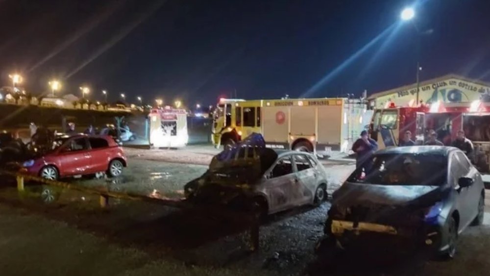 সারি সারি দাঁড়িয়ে পোড়া গাড়ি।