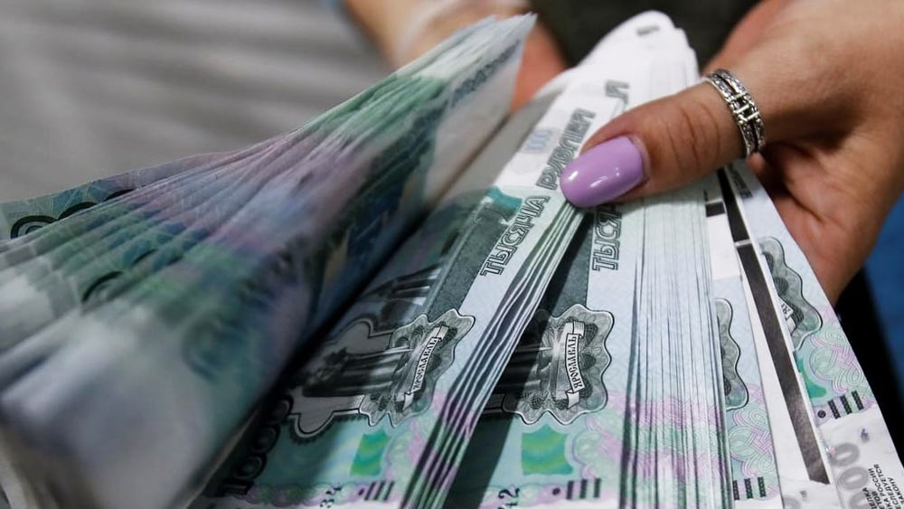 বাইরের কোনও দুষ্কৃতী নয়, নিজের ব্যাঙ্কের ভল্ট থেকে কোটি কোটি টাকা হাতিয়ে ভিন্‌ দেশে পালান খোদ ব্যাঙ্কের ডেপুটি চেয়ারপার্সন। সাড়ে চার বছরেরও বেশি আগে রাশিয়ার এক মহিলার বিরুদ্ধে এমনই অভিযোগে শোরগোল পড়ে গিয়েছিল।