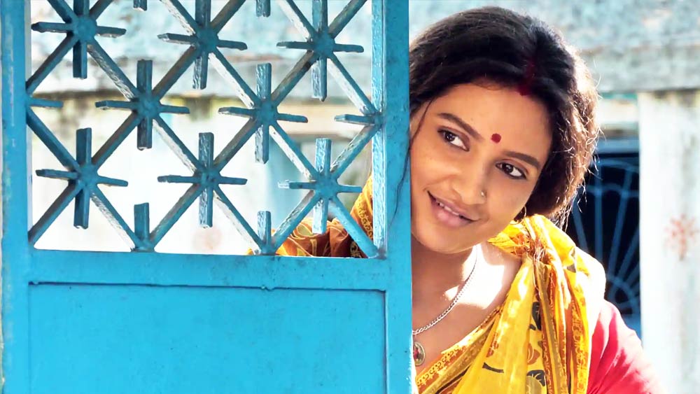 শুভশ্রীকে এই ছবিতে এক হিন্দু গৃহবধুর চরিত্রে দেখা গিয়েছে।
