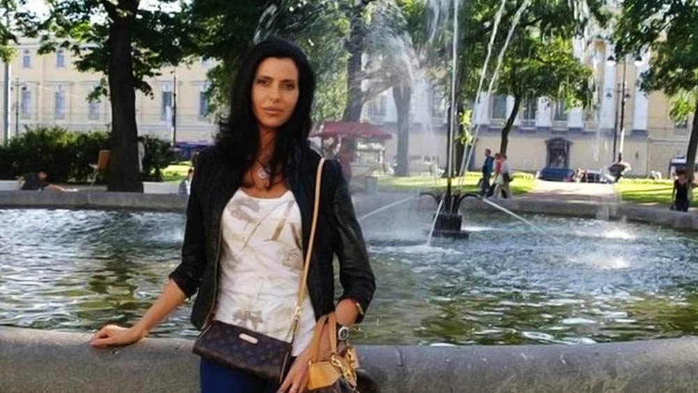 ইনেসার বিরুদ্ধে অভিযোগ, ২০১৮ সালের জানুয়ারিতে নিজের দায়িত্বে থাকা ব্যাঙ্কের ভল্ট থেকে ৬৮ কোটিরও বেশি টাকা সরিয়ে ফেলেন তিনি। এর পর একটি বিমানে চেপে তাইয়ুমেন থেকে মস্কোয় পালিয়ে যান। সেখানে থেকে জার্মানির বার্লিনে যান। এর পরের গন্তব্য ছিল স্পেন।